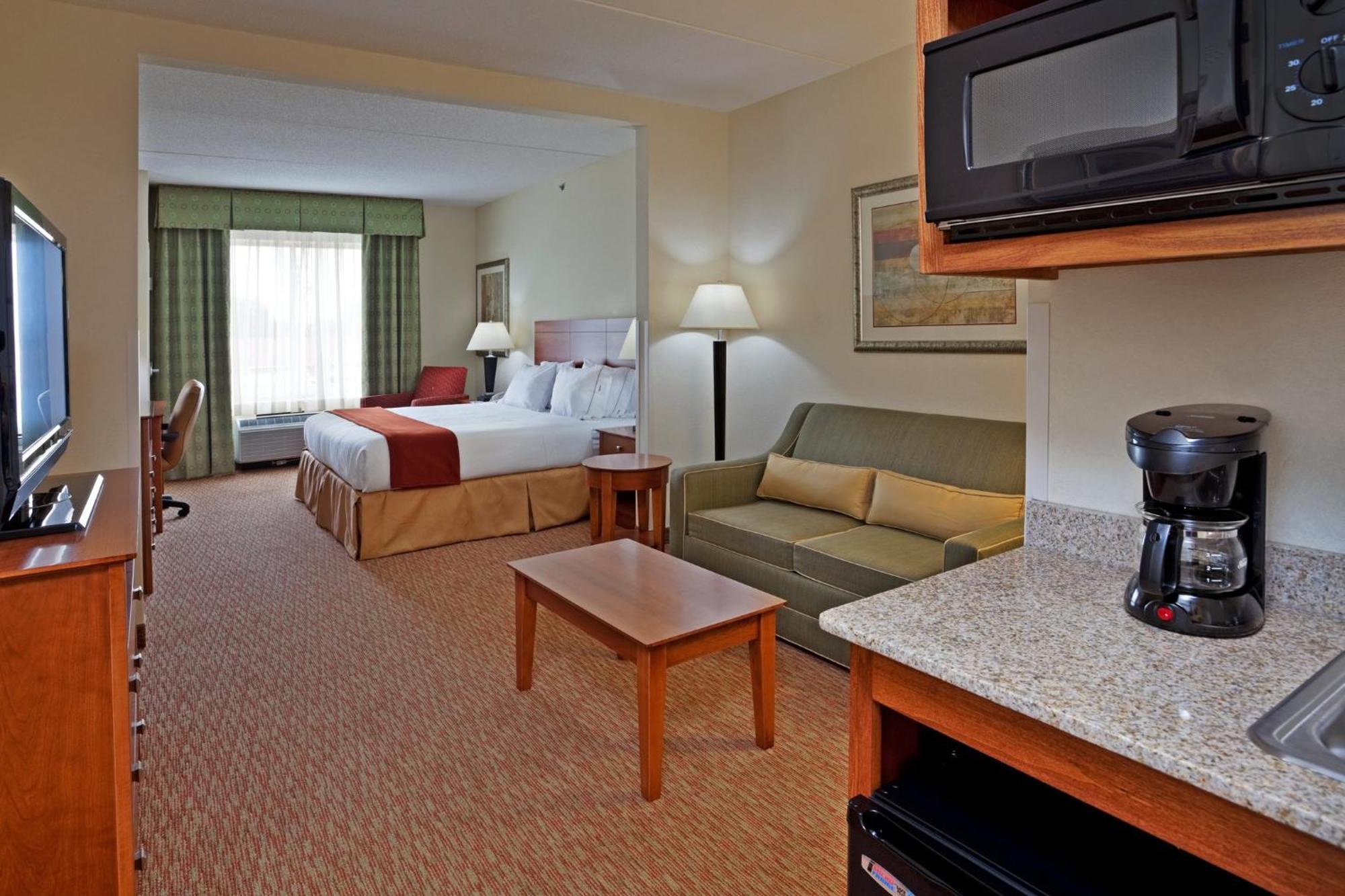 Holiday Inn Express Hotel & Suites Greensboro - Airport Area, An Ihg Hotel Exterior foto