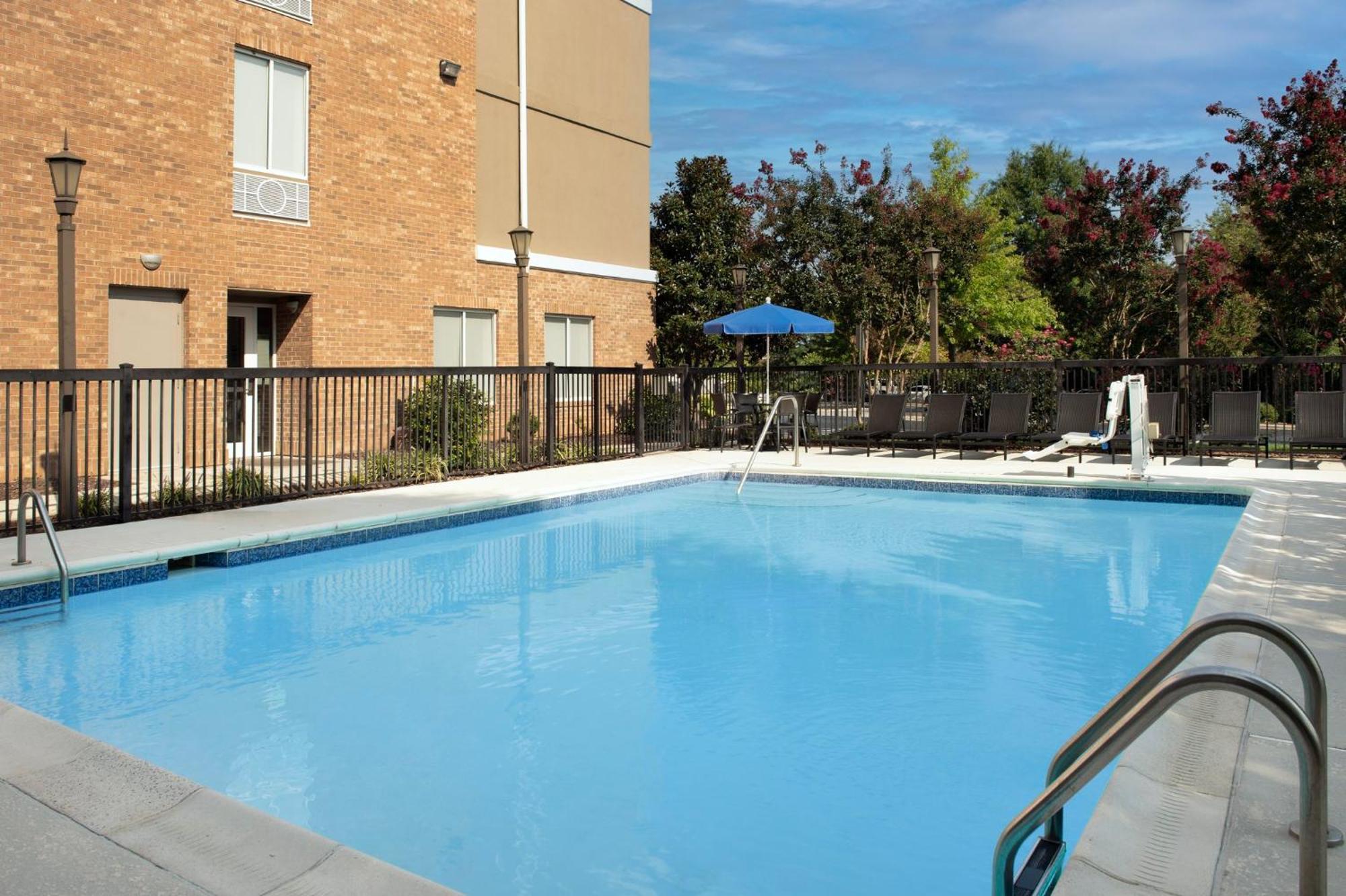 Holiday Inn Express Hotel & Suites Greensboro - Airport Area, An Ihg Hotel Exterior foto