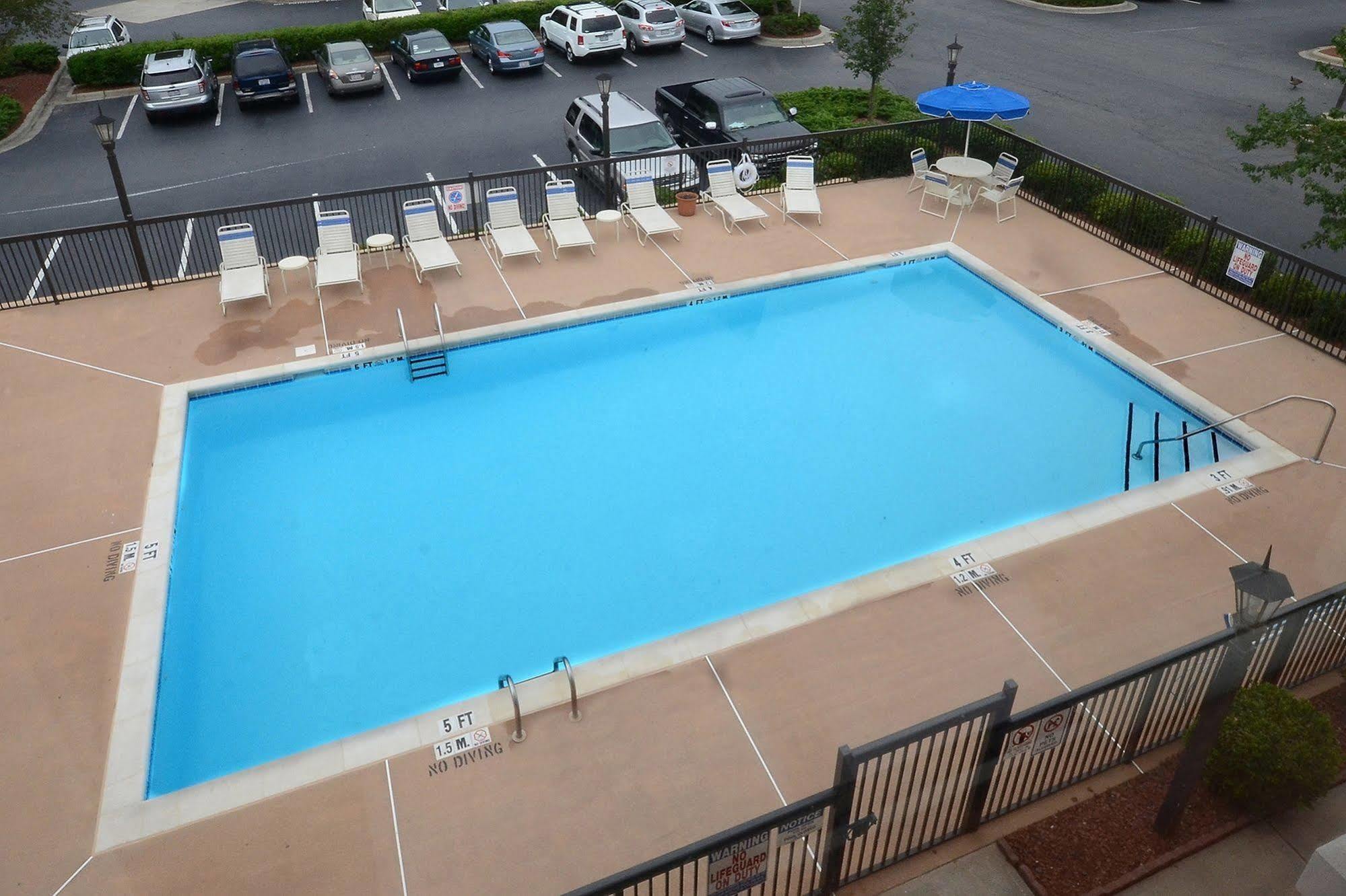 Holiday Inn Express Hotel & Suites Greensboro - Airport Area By Ihg Exterior foto