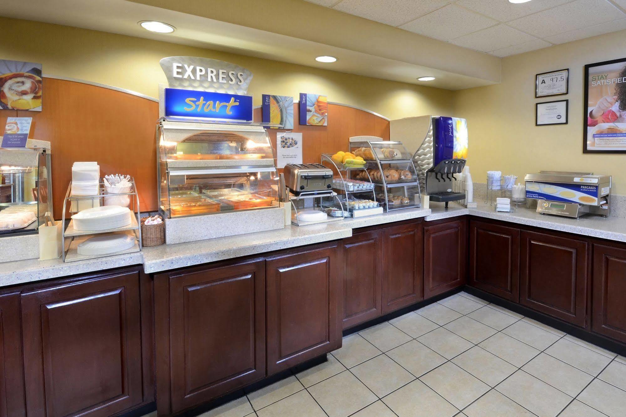 Holiday Inn Express Hotel & Suites Greensboro - Airport Area By Ihg Exterior foto